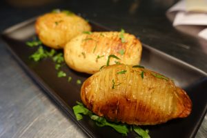 https://www.woodfiregrill.com.au/wp-content/uploads/2019/03/blog-wagyu-roasted-hassleback-potatoes-confit-garlic-butter-parmesan-300x200.jpg
